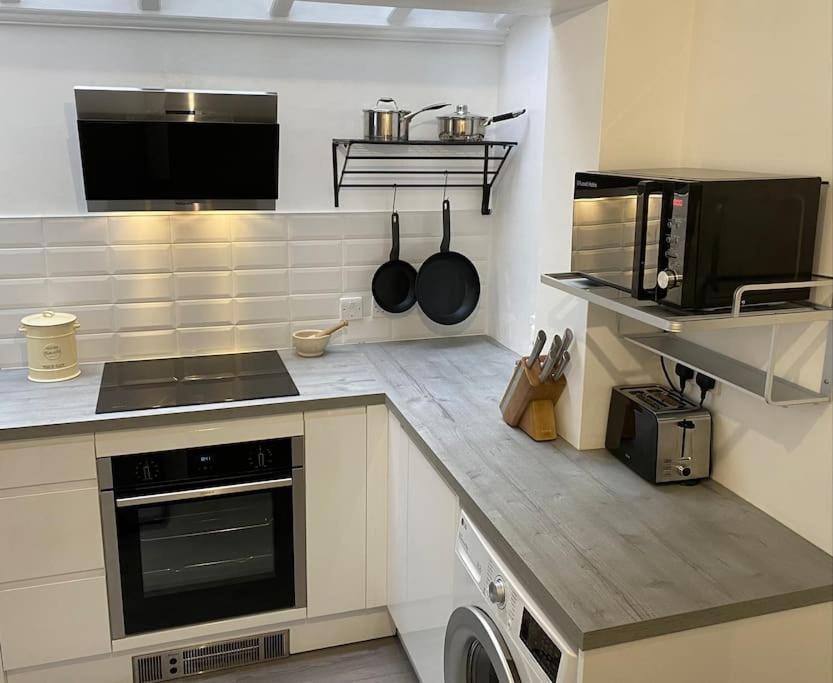 Windsor Cottage: Cosy, Charming, Full Of Character Esterno foto
