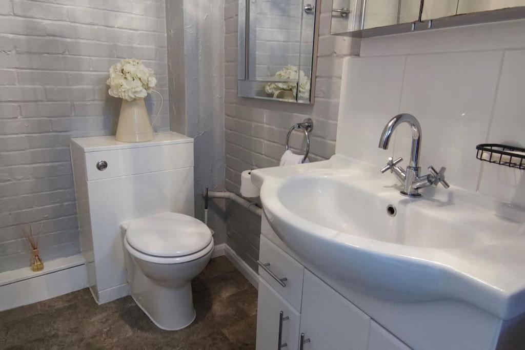 Windsor Cottage: Cosy, Charming, Full Of Character Esterno foto
